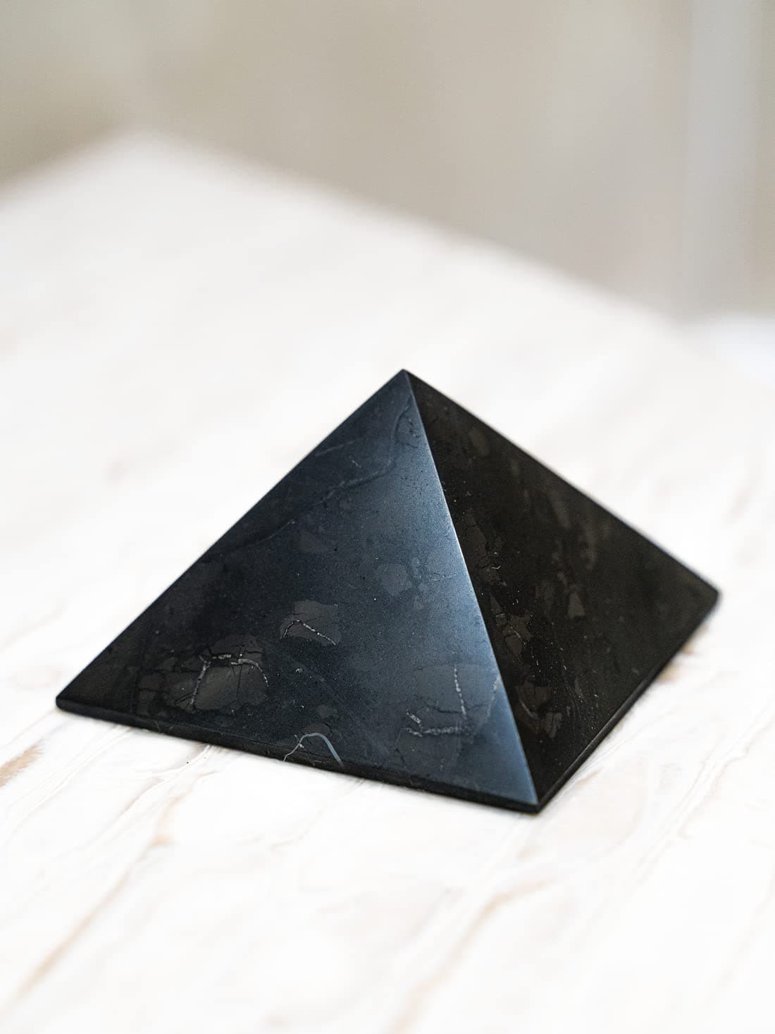 Pyramid Shungite Schungit polished (7x7)