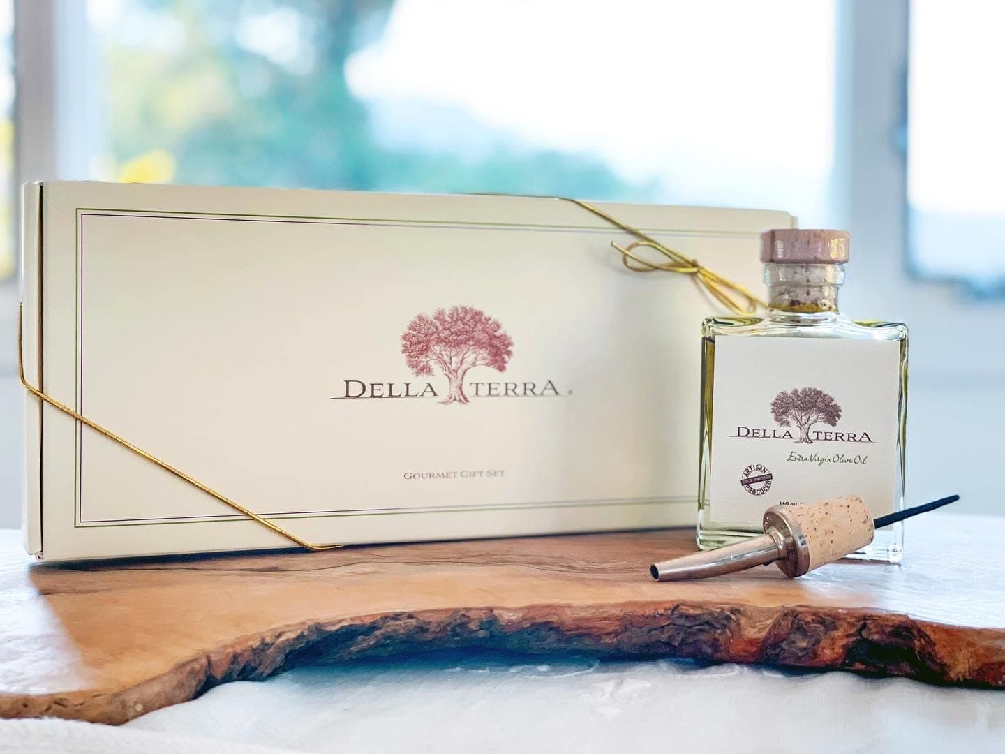 Della Terra Gourmet Gift Set includes Organic Extra Virgin Olive Oil and Cask 25 Yr. Aged Balsamic with Pour Spouts ** Two Day Delivery**