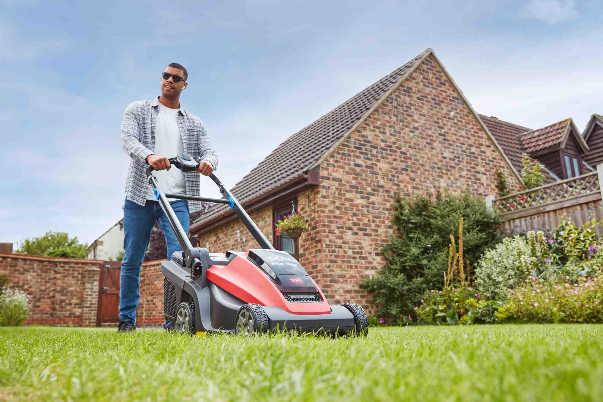 Toro 21844 60V Variable Speed Four-Wheeled Battery Mower 43cm c/w 4.0Ah Battery & Standard Charger