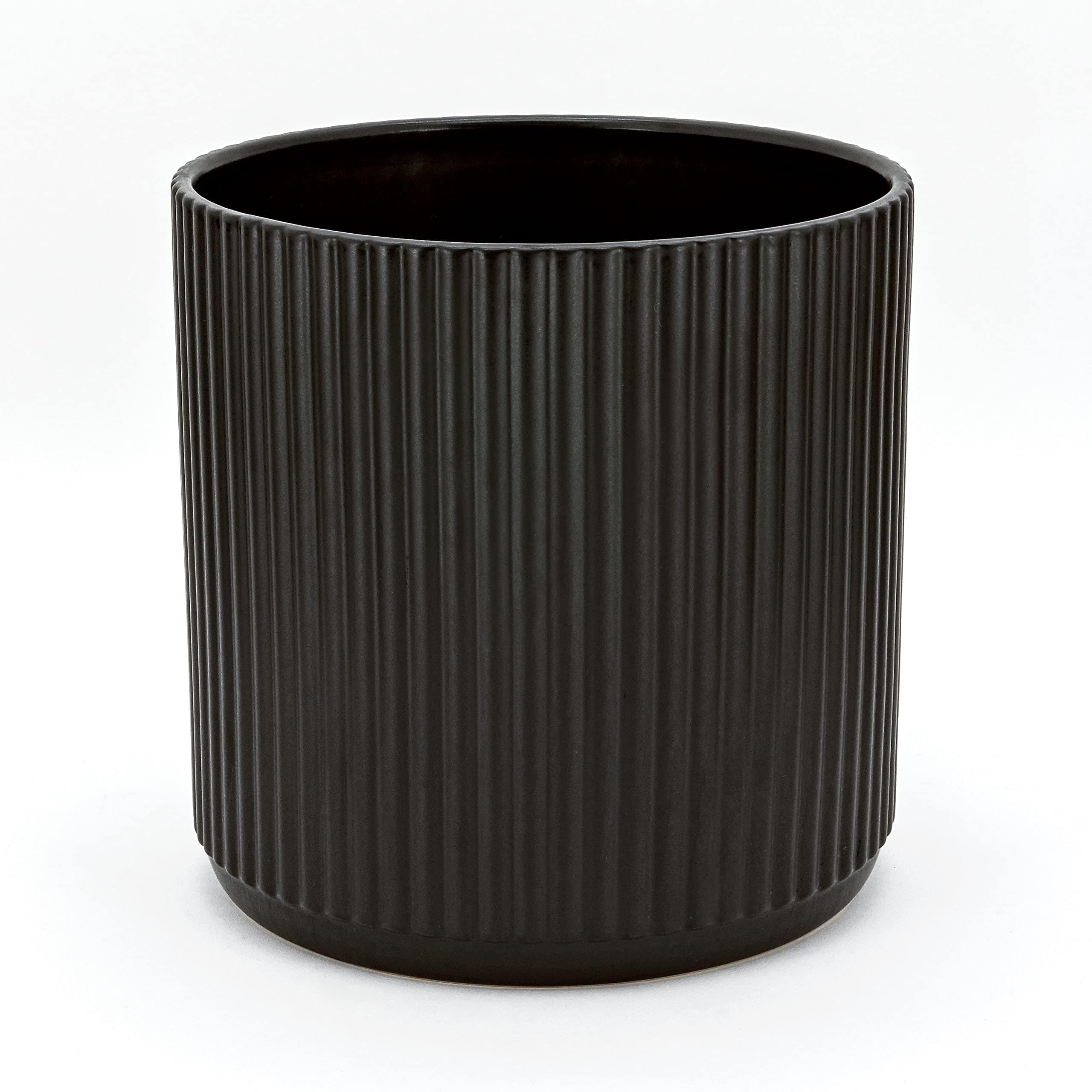 – Amazon Basics Fluted Ceramic House Round Planter, 20.3 cm, Black