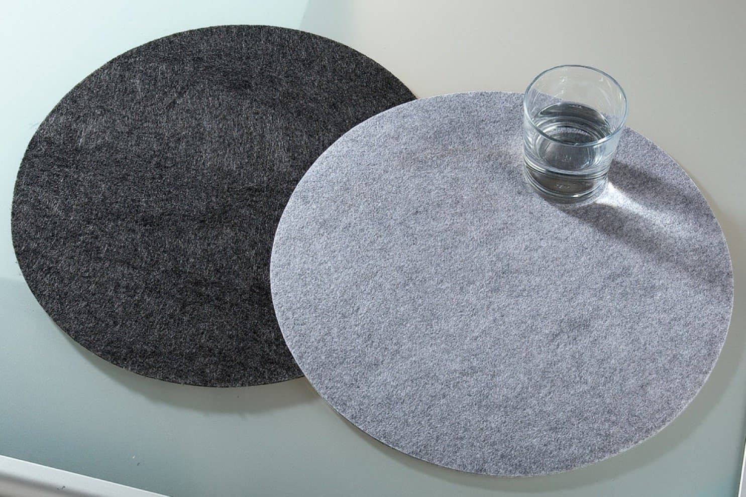 Gilde Round Felt Table Set of 6, 35 cm Diameter, Set of 6 Placemats Washable Mat in Dark Grey/Anthracite