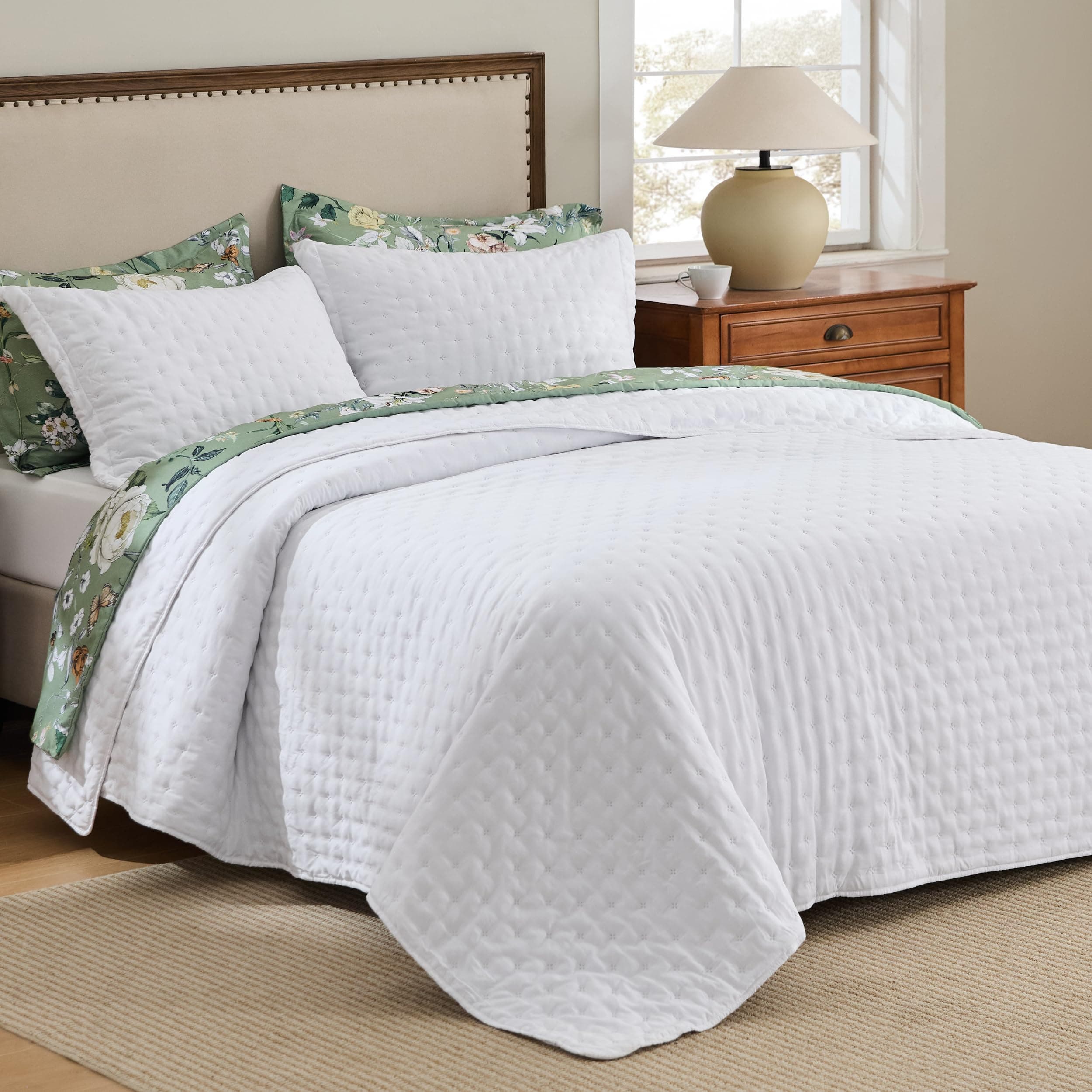 Bedsure Twin Quilt - Ultra Soft Twin XL Quilt Bedding for Dorm Decor, Lightweight All-Season Comforter, Bright White Bedspread Coverlet with Clover Pattern, 68 x 86 Inches
