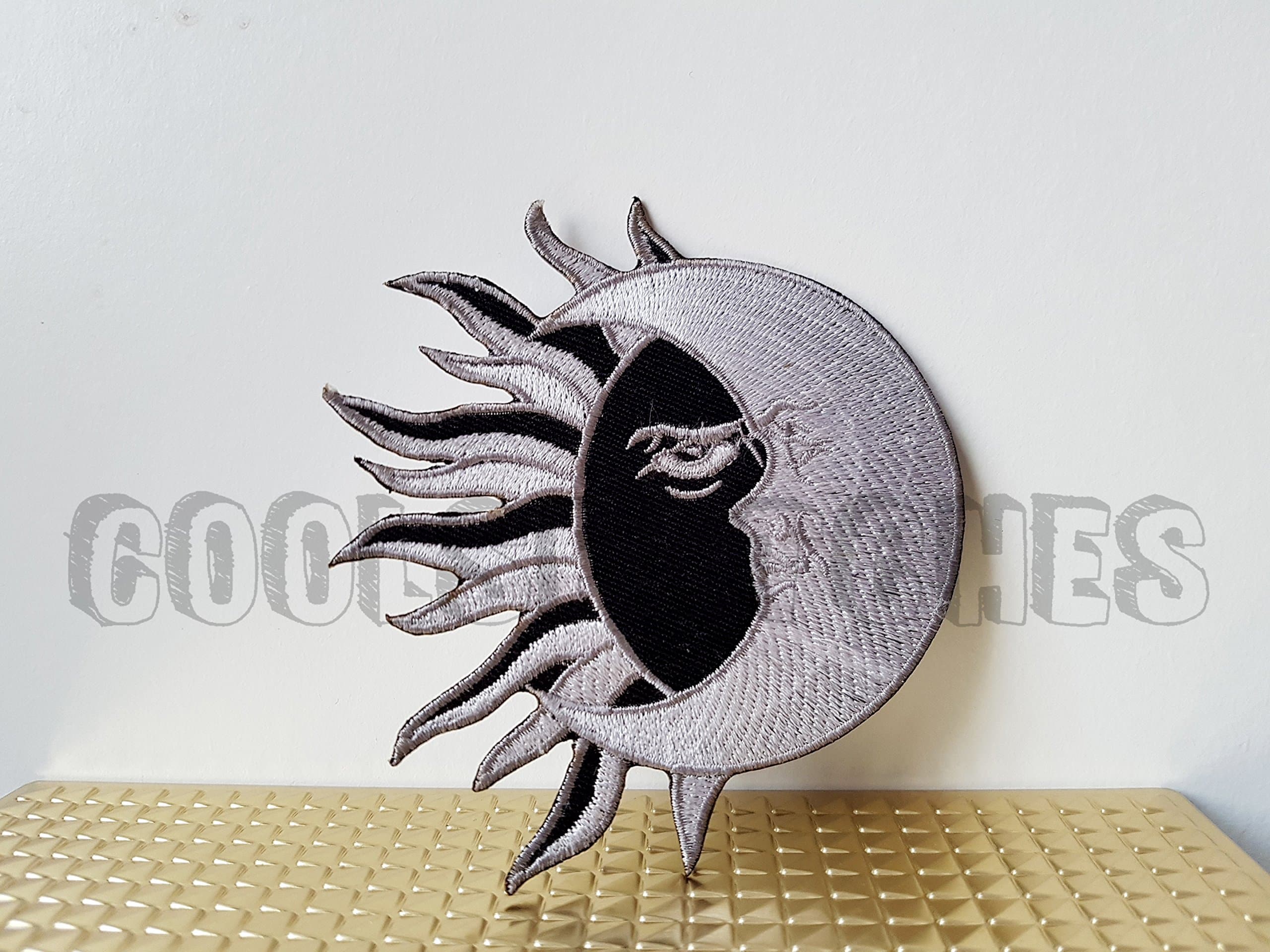 Yin Yang Patch | Moon and Sun logo | High Quality | Iron on Sew on Embroidered Patch | Iron badges for Clothes | Size: 10cm x 10cm