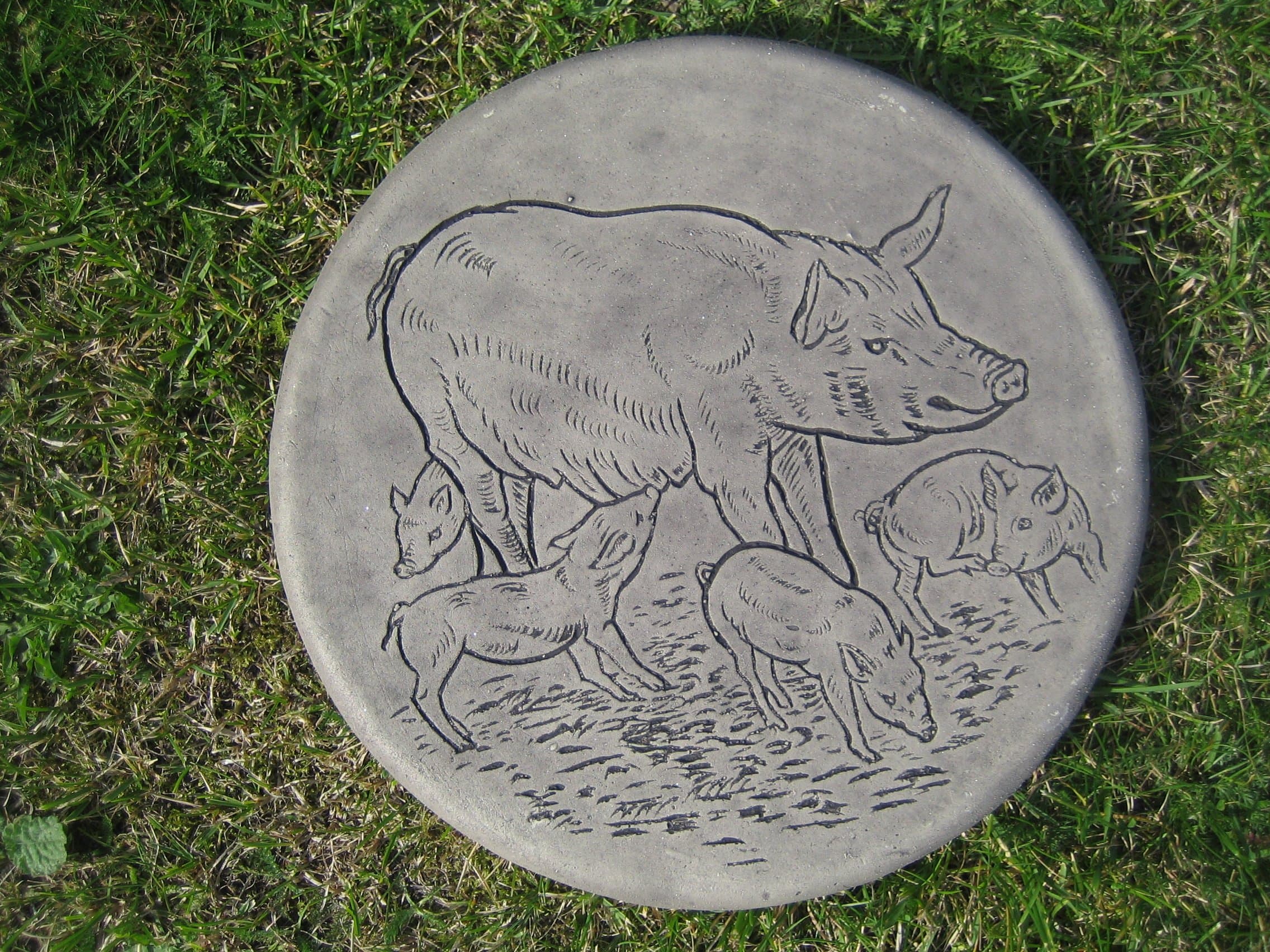 Stepping stone garden ornament (Pig)
